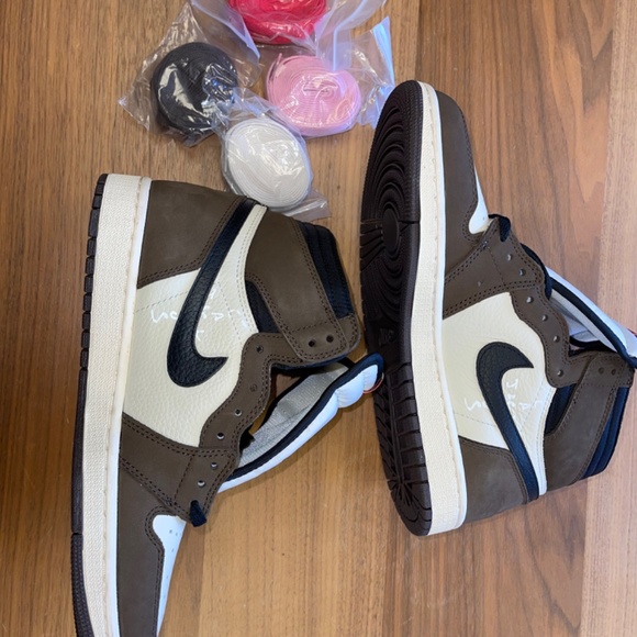 Travis Scott  x air jordan 1 retro high OG Mocha Size 8 men main image 12